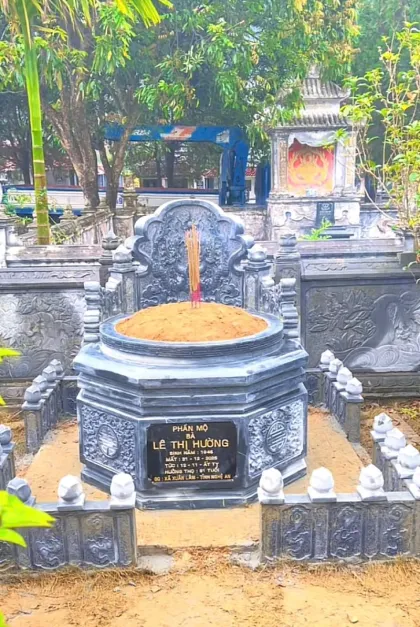 Mộ Đá Bát Giác Xanh Đen Có Lan Can - BG19