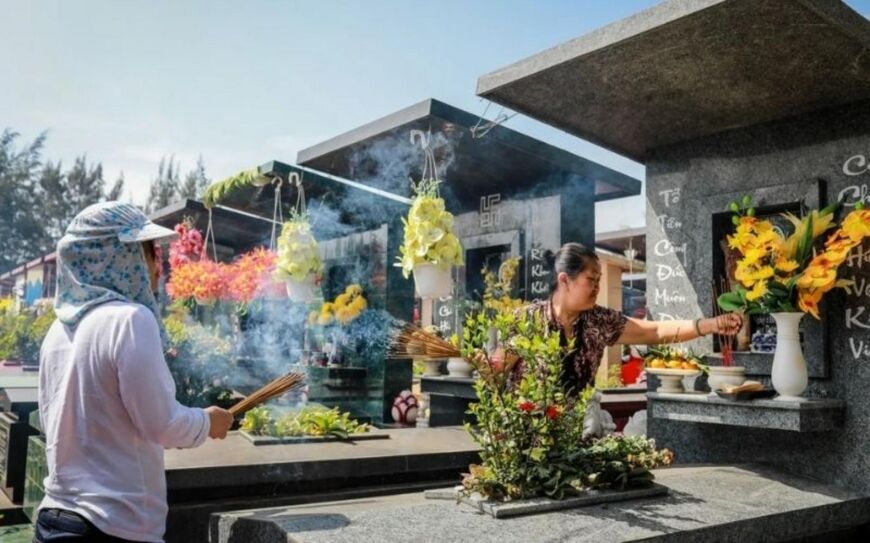 Văn khấn tạ mộ ngoài đồng được sử dụng khi gia đình làm lễ tạ mộ tại khu vực mộ phần ngoài đồng, nghĩa trang hoặc khu mộ dòng họ