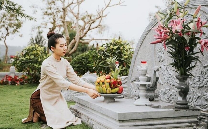 Văn khấn tạ mộ tại nhà là bài cúng gia tiên và thần linh thực hiện cuối năm hoặc sau khi sửa sang mộ phần