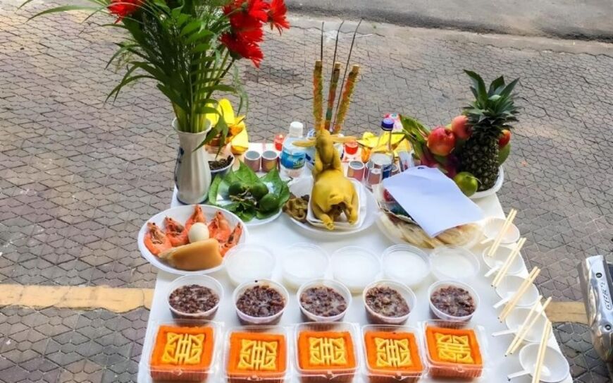 Mâm cúng lễ tạ mộ mới xây bao gồm các lễ vật cơ bản như hoa, trái cây, rượu trắng,...