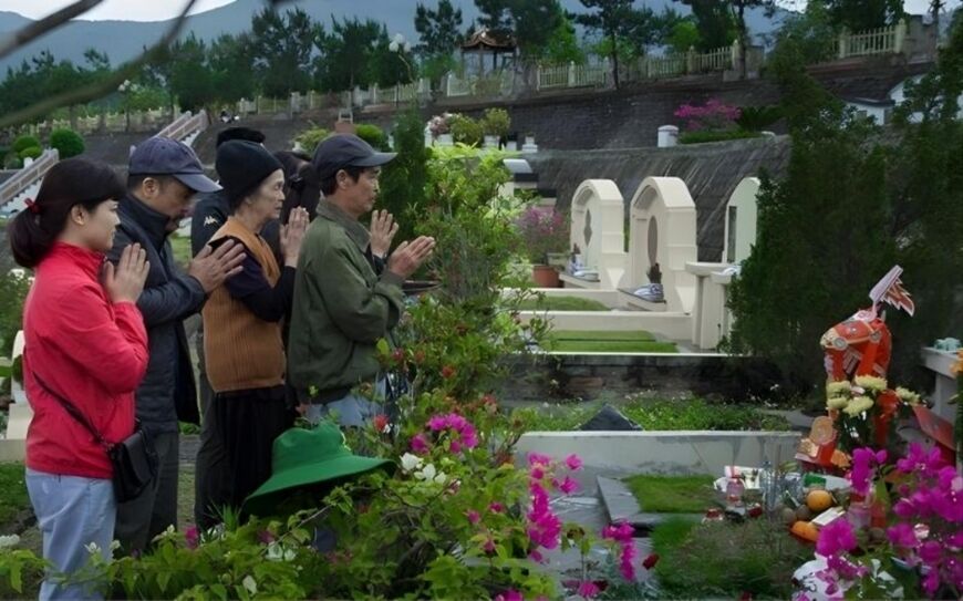 Gia chủ cần chuẩn bị bài văn khấn đơn giản, rõ ràng để trình báo với Thổ địa, Thần linh sở tại và vong linh người đã khuất