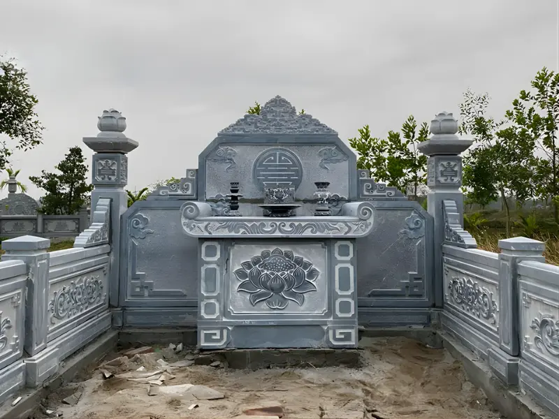 Bông sen được chạm nổi mềm mại trên thân mộ