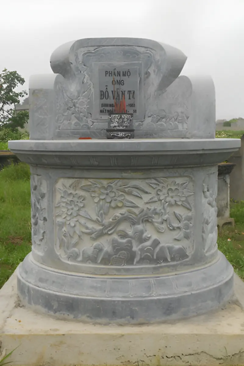 Chạm khắc tứ quý trên thân mộ