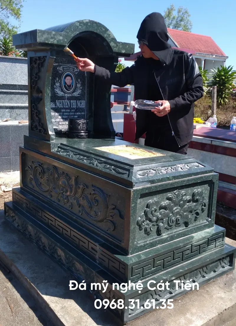 Mẫu mộ có mái với hoa văn