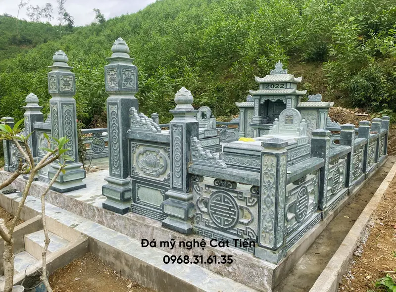 Mẫu lăng mộ chạm khắc hoa văn chữ kết hợp bông sen trên lan can đá giúp công trình thêm hài hòa