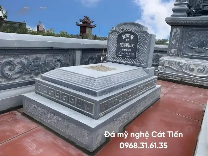 Mẫu hoa văn bia mộ đá đơn xanh rêu tam cấp đơn giản