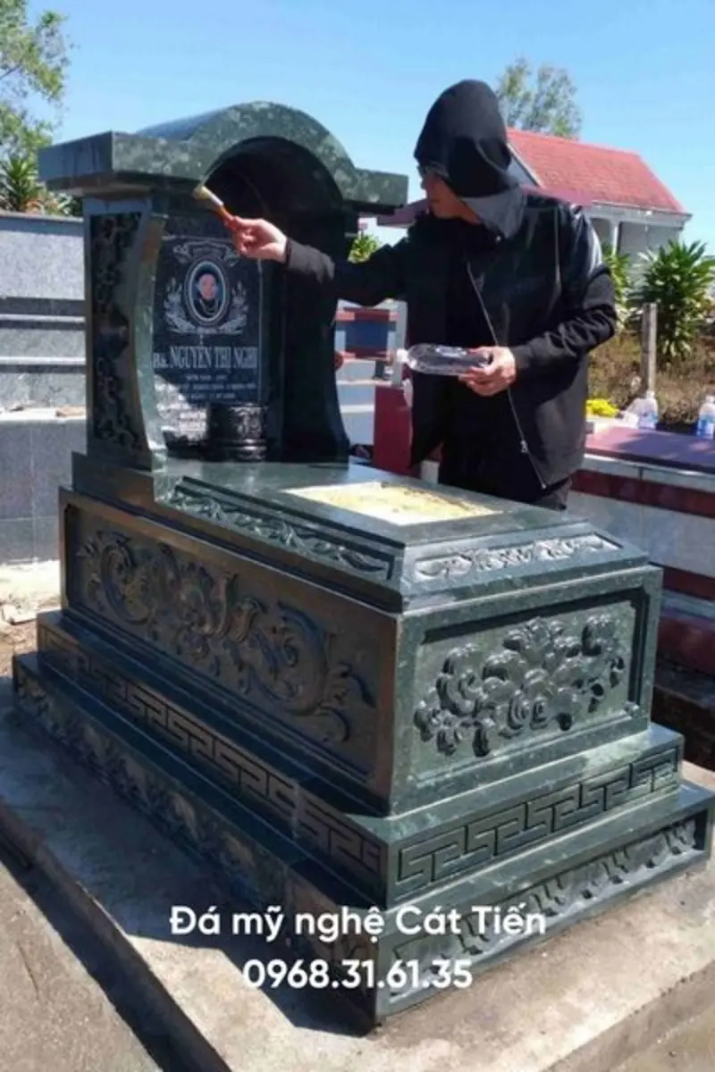 Hoa văn bia mộ có mái chạm khắc hoa đơn giản thể hiện ý nghĩa tâm linh sâu sắc