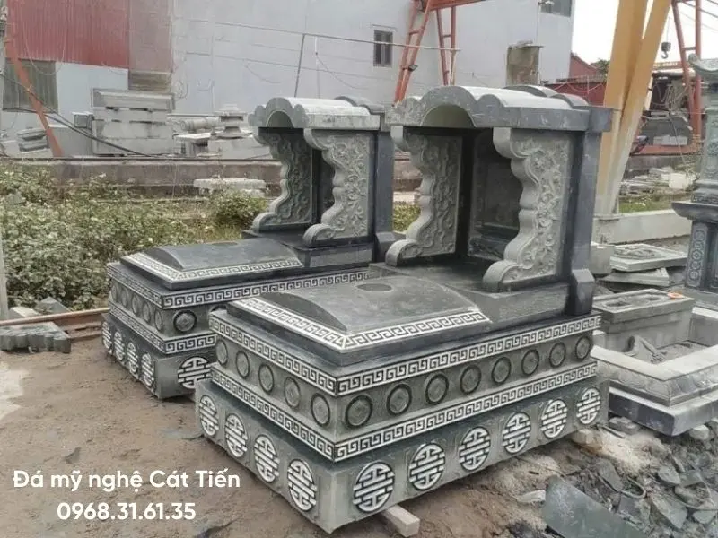 Hoa văn truyền thống trên bia mộ có mái được bố trí cân đối, hài hòa phong thủy