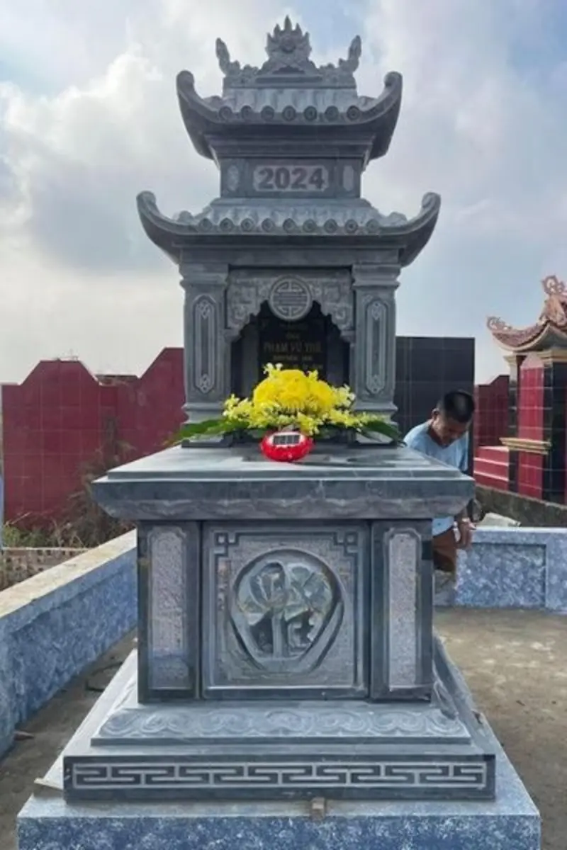 Mẫu hoa văn trên bia mộ có mái mang ý nghĩa cầu chúc phúc đức và sự trường tồn