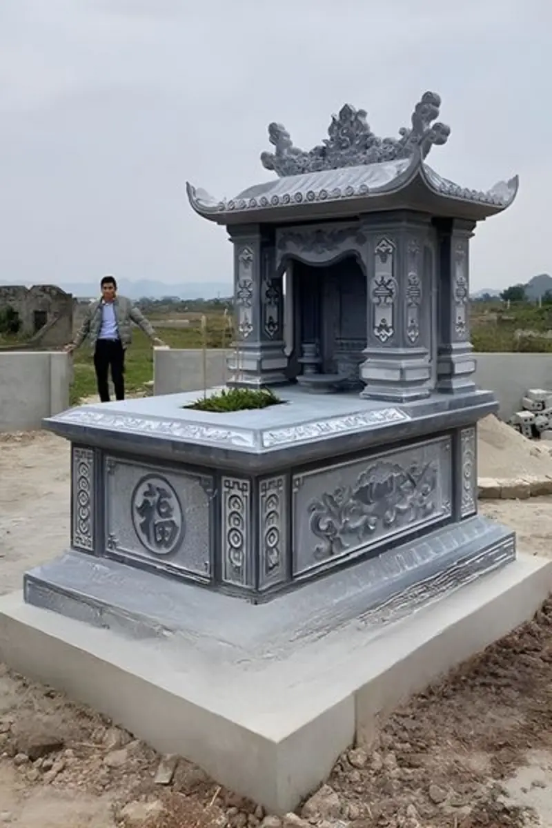 Mẫu hoa văn bia mộ một mái tượng trưng cho sự che chở và bình an cho hương linh