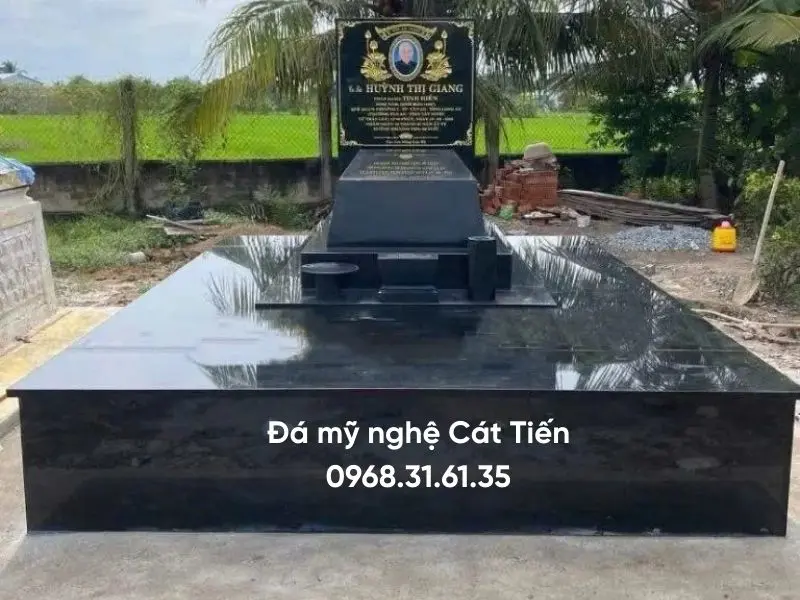 Hoa văn bông sen trên bia mộ đá hoa cương chạm khắc sắc nét, bề mặt bóng mịn, giữ nét bền đẹp theo thời gian