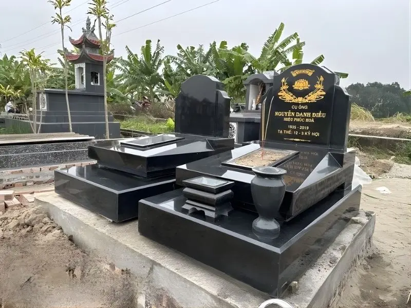 Hoa văn chạm khắc nổi thông tin trên bia mộ đá hoa cương granite đen