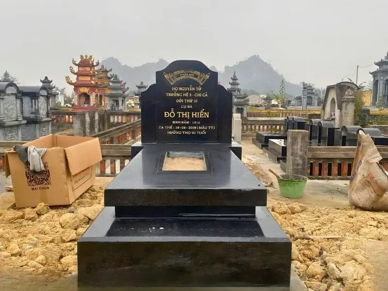 Họa tiết tinh giản trên bia mộ đá hoa cương đen tạo vẻ trang nghiêm, hài hòa phong thủy