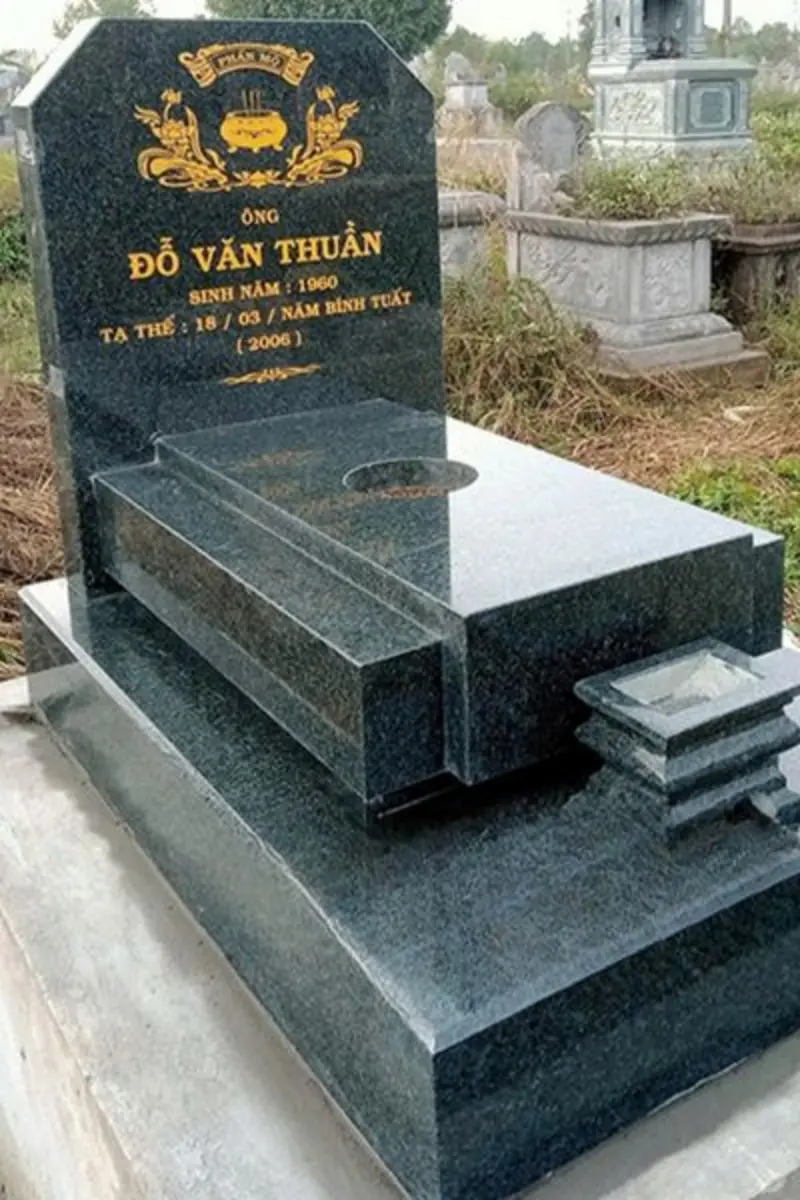 Bia mộ đá hoa cương kết hợp hoa văn lư hương, bố cục cân đối, phù hợp nhiều kiểu mộ phần (Nguồn: Internet)