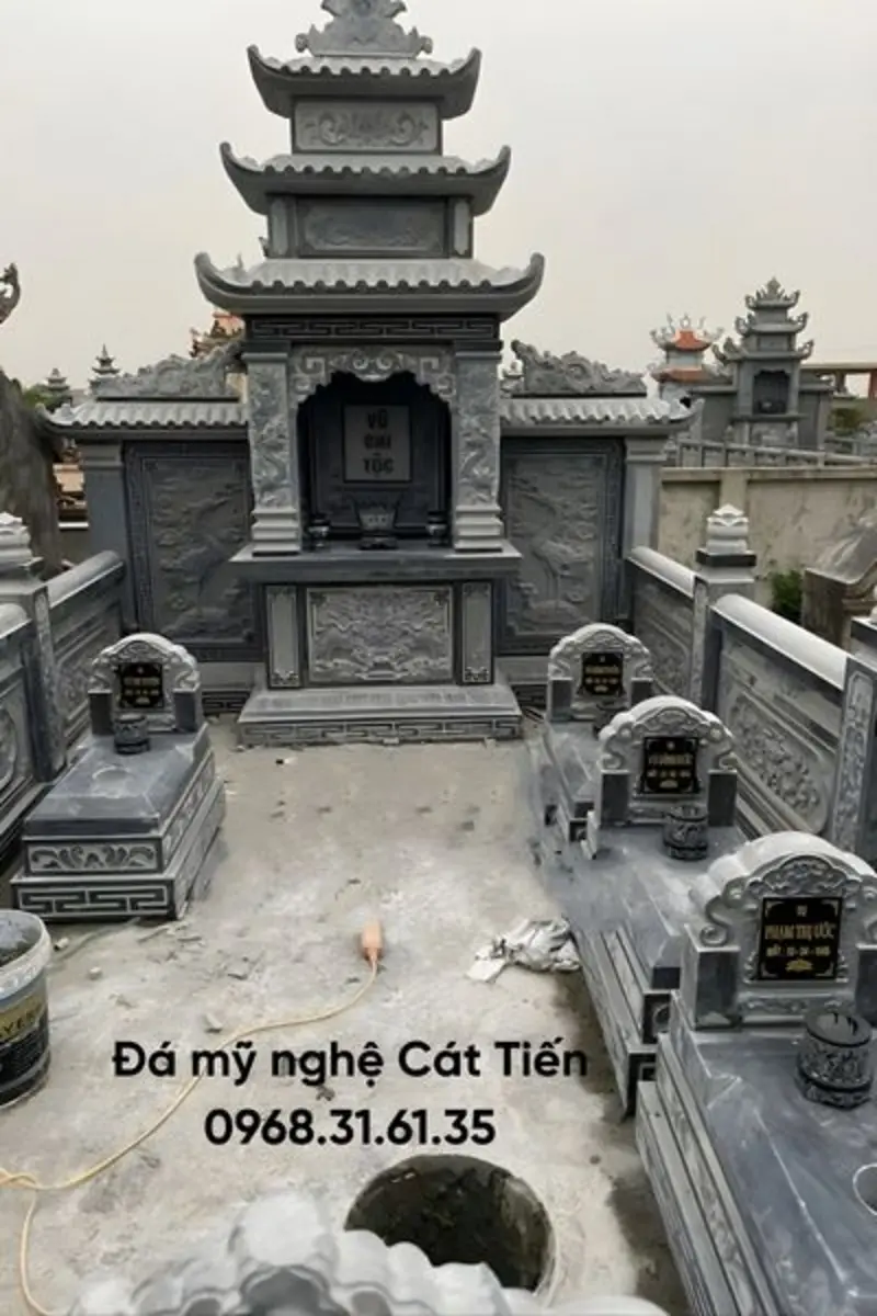 Hoa văn bia mộ đá xanh đen chạm khắc hoa sen thủ công trên đá nguyên khối, đường nét sắc sảo và bền vững theo thời gian