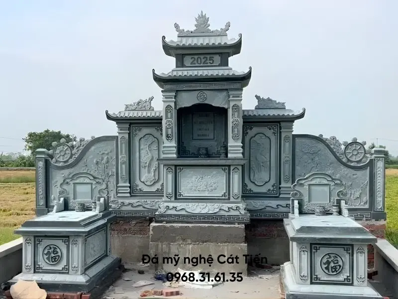 Mẫu bia mộ đá xanh với họa tiết chạm khắc hoa sen, tạo vẻ đẹp cổ kính và trang nghiêm