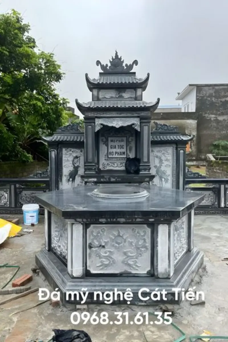 Hoa văn bia mộ đá xanh đen thể hiện ý nghĩa tôn kính và giá trị tâm linh lâu dài