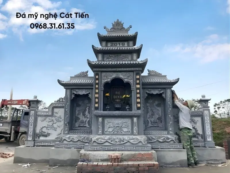 Bia mộ đá xanh kết hợp họa tiết hạc đá, rồng, phượng và hoạ tiết hoa sen, bố cục hài hòa, phù hợp phong thủy mộ truyền thống