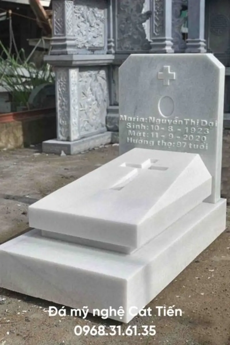Mẫu bia mộ đá trắng công giáo chạm khắc thông tin người đã khuất đơn giản