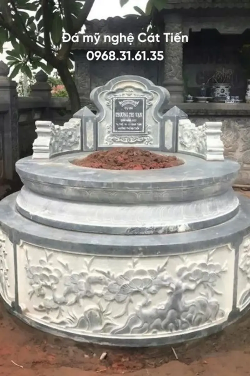 Bia mộ đá tròn trắng viền xanh đen chạm khắc cánh sen, tùng cúc trúc mai