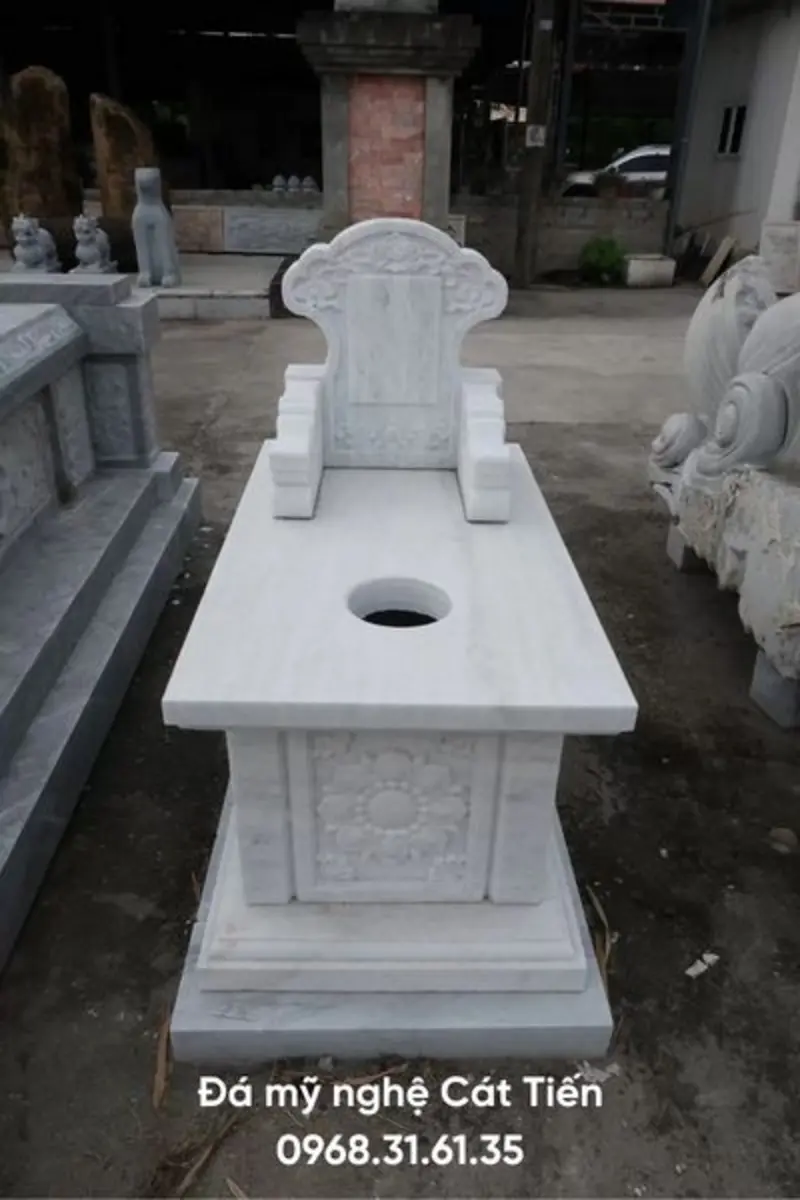 Mẫu hoa văn bia mộ đá trắng được chế tác tỉ mỉ, góp phần tạo tổng thể mộ phần thanh thoát và hài hòa phong thủy