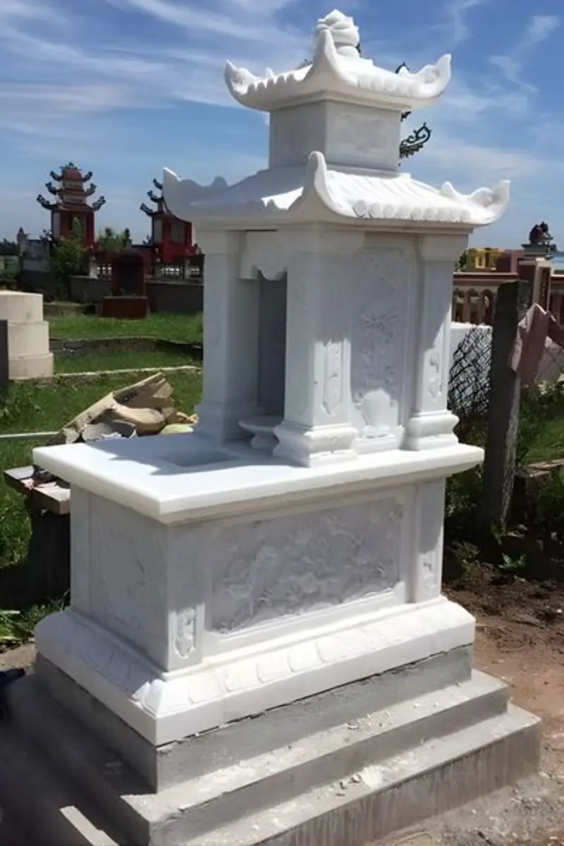 Mẫu hoa văn hình bông sen trên bia mộ đá trắng hai mái thể hiện mong cầu phúc đức và sự trường tồn