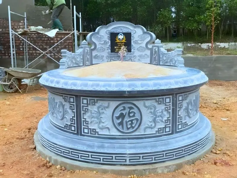 Hoa văn cần được bố trí cân đối với kích thước bia mộ